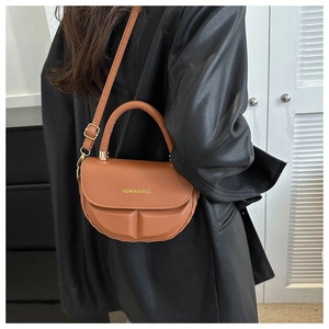 Bolso semicircular marrón de cuero con relieve geométrico y detalle de texto dorado