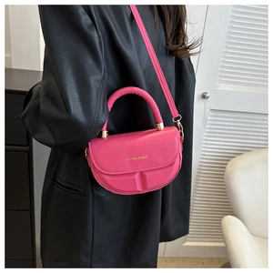 Detalle de bolso bandolera semicircular rosa con letras doradas de Fashion & Bags