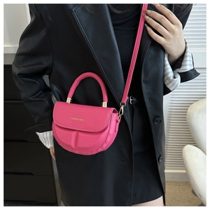 Bolso bandolera de media luna magenta de moda en cuero PU texturizado con asa superior
