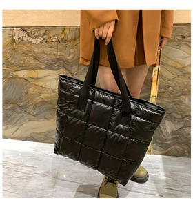 Détail du grand cabas noir matelassé en nylon avec texture rembourrée et design volumineux
