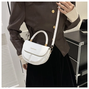 Bolso bandolera semicircular blanco con diseño 3D texturizado y letras doradas