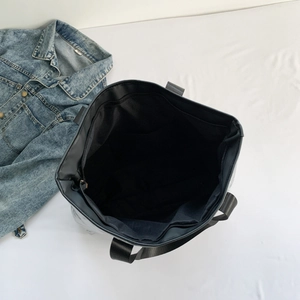 Vue de dessus de l'intérieur du grand sac matelassé noir avec poche zippée