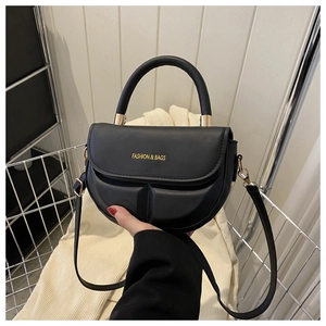 Detalle del bolso de silla media luna negro con logo dorado y base texturizada