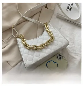 Détails d'un sac bandoulière blanc matelassé avec chaîne dorée et comparatif de taille