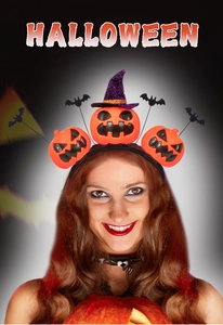 Detail van Halloween pompoen hoofdband met paarse heksenhoed en zwarte vleermuizen