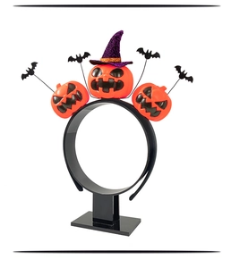Detail van Halloween haarrand met pompoenen, heksenhoed en zwarte vleermuizen decoratie
