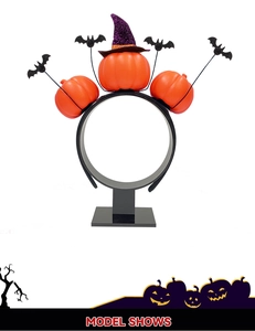 Detail van Halloween-hoofdband met pompoenen, heksenhoed en vleermuizen op metalen veren
