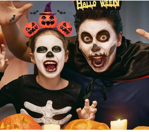Detail van Halloween-hoofdband met pompoenen en vleermuisvleugels op een model