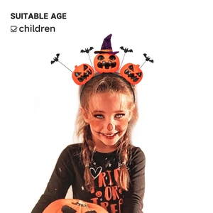 Kind met Halloween pompoen haarband met vleermuis accenten en paarse heksenhoed