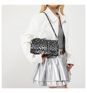 Vue latérale du sac baguette tendance à imprimé léopard avec fermoir doré sur modèle