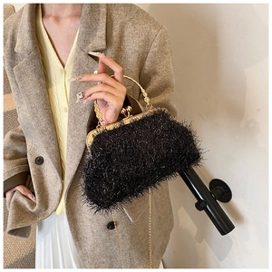 Sac de soirée élégant en plumes noires avec poignée ronde dorée et détail de fermoir vintage