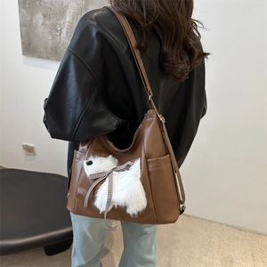 Braune Hobo-Tasche aus Leder mit Plüsch-Hunde-Stickerei und karierter Schleife