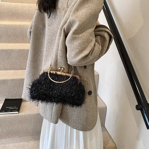 Pochette de soirée noire avec paillettes et poignée dorée pour occasions élégantes