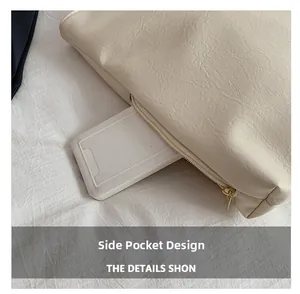 Detailansicht der cremeweißen Schultertasche mit praktischem Seitentaschen-Design