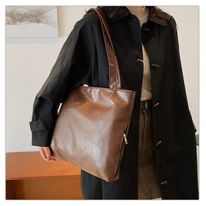 Große braune Shopper-Tasche aus Kunstleder mit edlen Metall-Reißverschluss-Details
