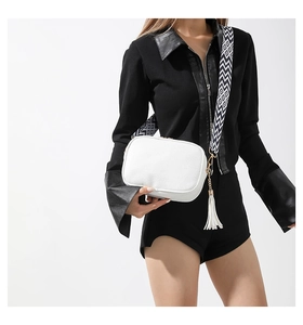 Borsa a tracolla bianca minimalista con trama litchi e tracolla larga geometrica