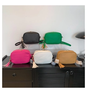 Borsa Fotografica Donna Minimalista in Pelle PU Texture Litchi Borsa a Tracolla Con Nappina e Tracolla Larga Geometrica