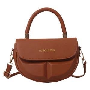 Bolso de mano semicircular marrón en cuero con textura geométrica y bandolera