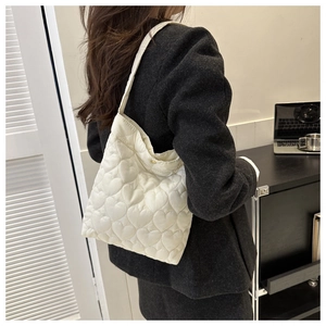 Dettaglio della borsa shopper bianca trapuntata a cuore con morbida finitura in nylon