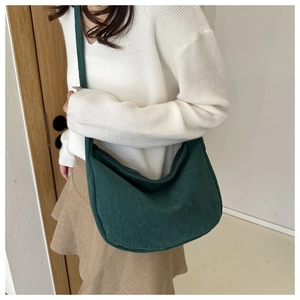 Borsa a tracolla a mezzaluna in velluto a coste verde scuro con tracolla larga casual