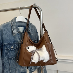 Braune Schultertasche aus Kunstleder mit süßer weißer Hundestickerei und Karoschleife