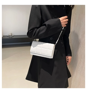 Vue détaillée du sac bandoulière blanc matelassé avec chaîne argentée sur mannequin