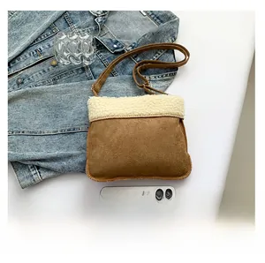 Sac bandoulière en peluche marron comparé à un smartphone sur veste en jean