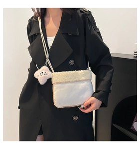 Vue détaillée du sac bandoulière en peluche blanche avec pendentif étoile et fausse fourrure