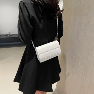 Sac à bandoulière blanc matelassé avec chaîne argentée pour un style élégant