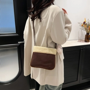 Sac bandoulière en daim marron avec garniture en fourrure blanche et pompon sur modèle