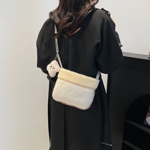 Sac bandoulière chic en faux daim beige avec bordure en peluche et pendentif de chien