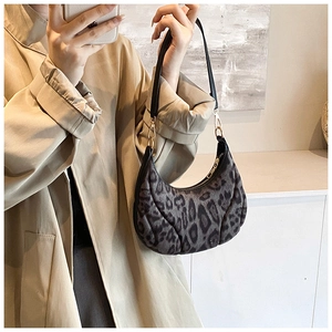 Détail du sac croissant léopard avec coutures matelassées et bandoulière noire fine