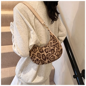 Détail du sac hobo à imprimé léopard avec plis à la base et fermoirs métalliques dorés