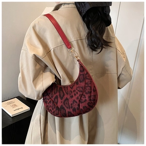 Sac croissant chic avec imprimé léopard bordeaux et bandoulière en cuir rouge