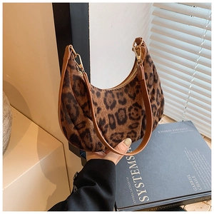 Gros plan détaillé du sac hobo léopard avec fermeture éclair dorée et texture douce