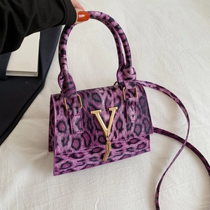 Borsa a mano francese con stampa leopardata viola, fibbia a V dorata e nappa