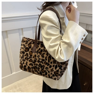 Détail du sac cabas en fausse fourrure léopard avec texture pelucheuse et anses en similicuir