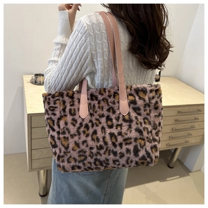 Vue détaillée du sac cabas en peluche à motif léopard rose avec anses en cuir