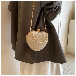 Borsa da sera a cuore color oro champagne con strass e tracolla a catena rimovibile
