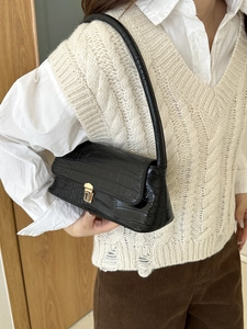 Borsa a spalla nera con trama a coccodrillo, chiusura dorata e stile rétro classico