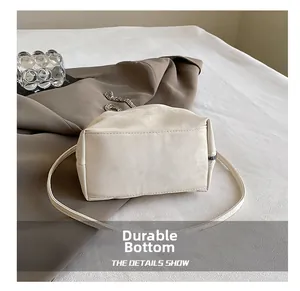 Detail of wear-resistant wide bottom and silver chain of cream white cloud bag