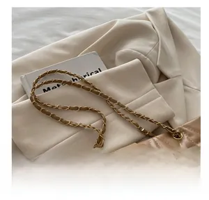 Dettaglio della borsa a spalla in pelle trapuntata kaki con catena dorata e fibbia decorativa