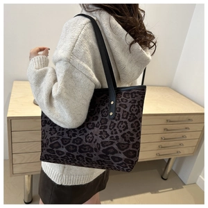 Détail du sac cabas pour femme à imprimé léopard avec anses en cuir noir et rivets
