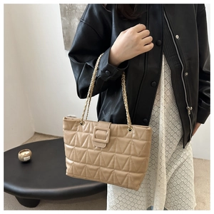 Borsa tote trapuntata con tracolla a catena indossata da modella per stile