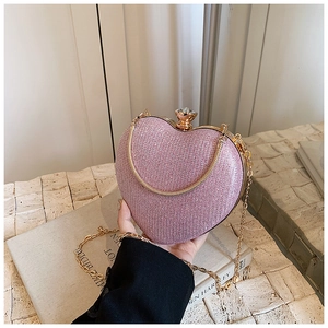 Dettaglio della pochette da sera glitterata rosa a forma di cuore con chiusura a gemma