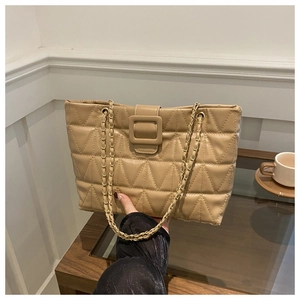 Dettaglio borsa shopper trapuntata beige con trama in pelle e tracolla a catena