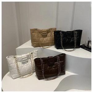 Borse tote trapuntate chic in quattro colori neutri con tracolle a catena in pelle da donna