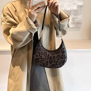 Sac croissant à imprimé léopard tendance avec bandoulière en cuir et détails dorés