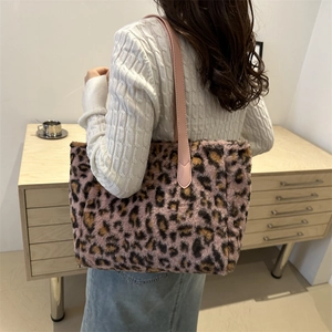 Sac fourre-tout en peluche léopard rose avec bandoulière dans un décor intérieur
