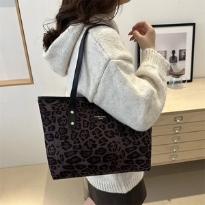 Grand sac cabas léopard contrasté avec bandoulières en cuir et rivets dorés